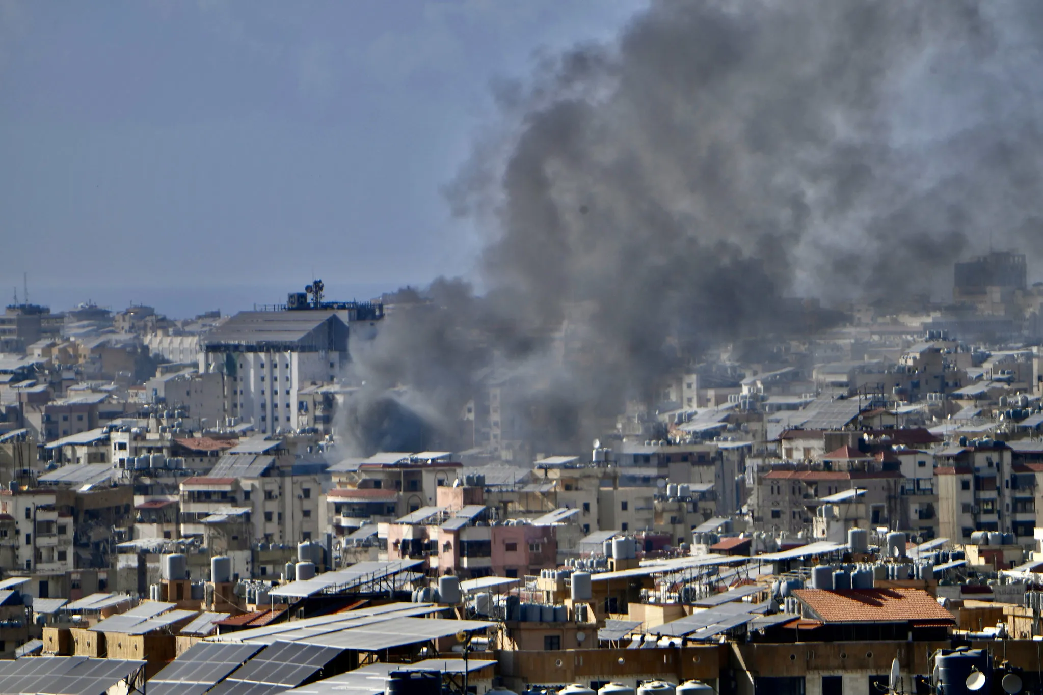 İsrail'den Lübnan'da Hizbullah'a ait akaryakıt istasyonlarına saldırı