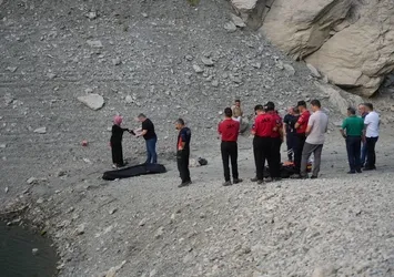 Serinlemek için girdiği baraj gölünde boğulan çocuk hayatını kaybetti