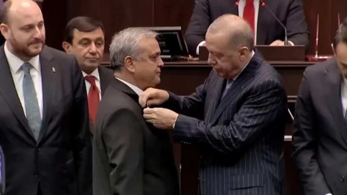 AK Parti'ye 3 milletvekili katıldı! Rozetlerini Başkan Erdoğan taktı