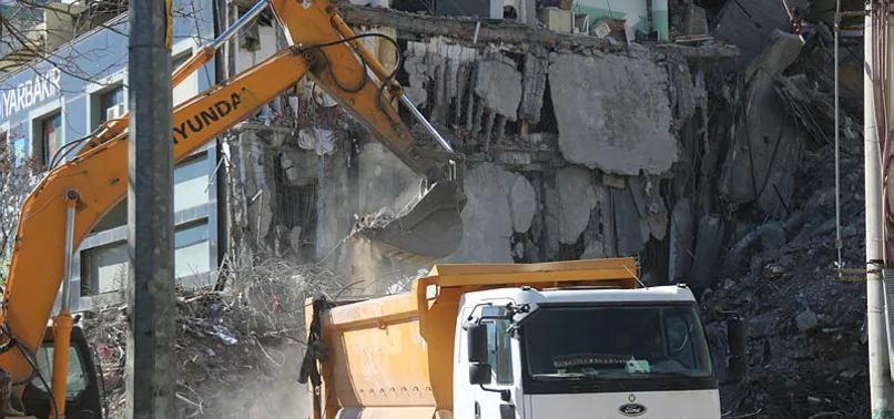 Diyabakır'da yıkılan binalara ilişkin 15 tutuklama