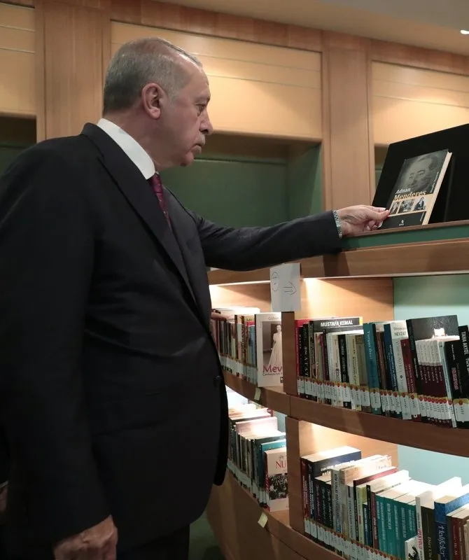 Erdoğan, Cumhurbaşkanlığı Kütüphanesi’nde incelemede bulundu