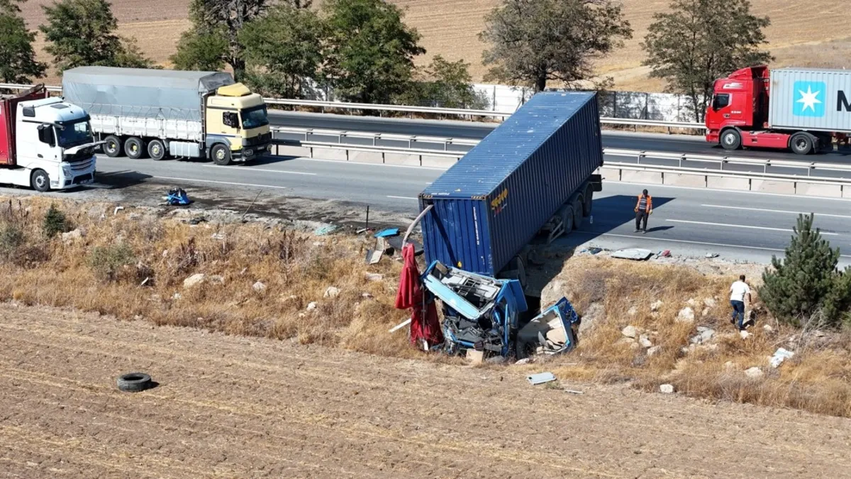 Eskişehir'de iki TIR çarpıştı! Dümdüz olan kabinden çıkan sürücü burnu bile kanamadı