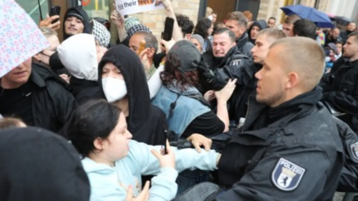 Almanya'da Filistin destekçisi kadına polisten yumruk!