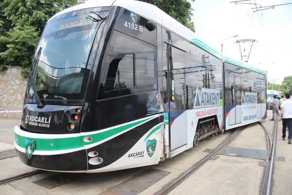 kocaelinde-2-tramvay-carpisti-o-anlar-kamerada-1654003308053.jpg