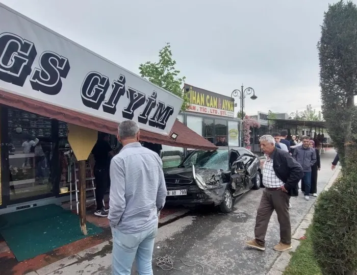 kontrolden-cikan-kamyon-ortaligi-savas-alanina-cevirdi-1714574793643.jpeg Malatya’da feci kaza! Kontrolden çıkan kamyon ortalığı savaş alanına çevirdi | Yaralılar var - 2