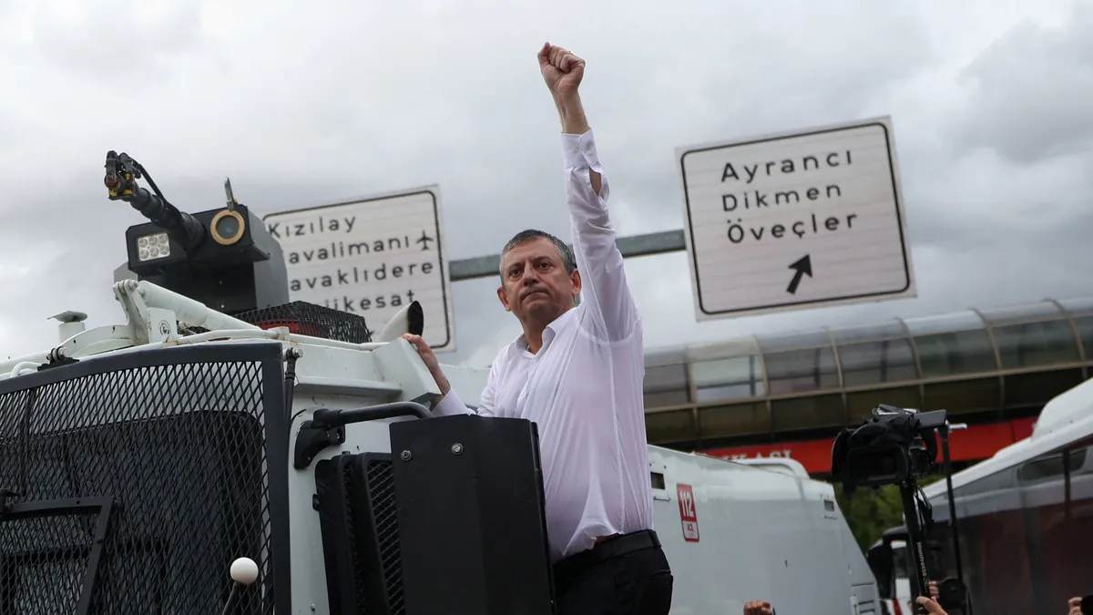 Özgür özel’in siyasi şovu elinde kaldı! TOMA ve tebligat oyunu çöktü