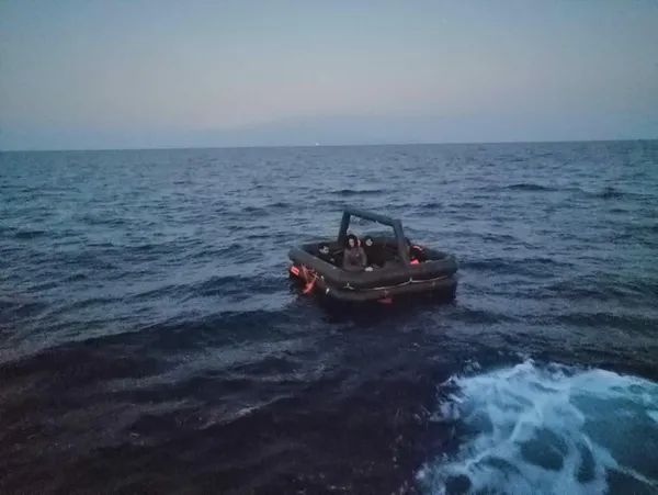 Bodrum açıklarında Yunan unsurlarının ittiği 33 kaçak göçmen kurtarıldı - 3