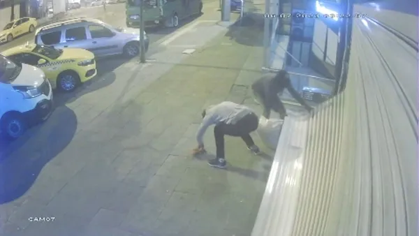 kuyumcu-soygunu-kamerada-5-kilo-altinla-kayiplara-karistilar-1688637608704.jpg Kuyumcu soygunu kamerada! 5 kilo altınla kayıplara karıştılar - 2