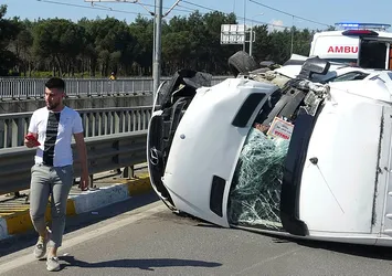 Antalya'da turistleri taşıyan midibüs kaza yaptı