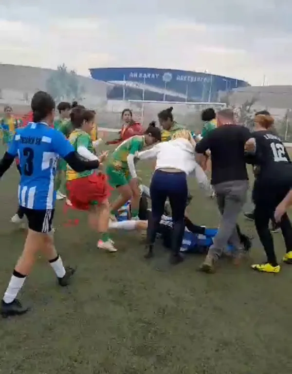 kadinlar-futbol-3uncu-ligindeki-olayli-macla-ilgili-sorusturma-baslatildi-1714732325339.jpg Kadınlar Futbol 3'üncü Lig'indeki olaylı maçla ilgili soruşturma başlatıldı