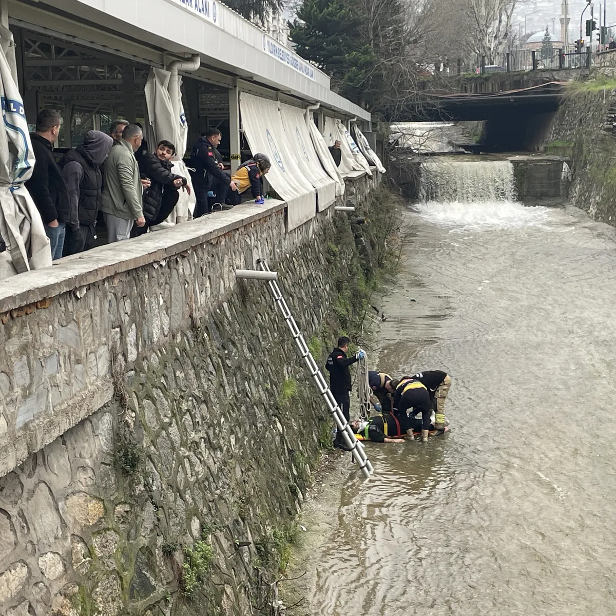 Bursa'da dereye düşen kişi ağır yaralandı