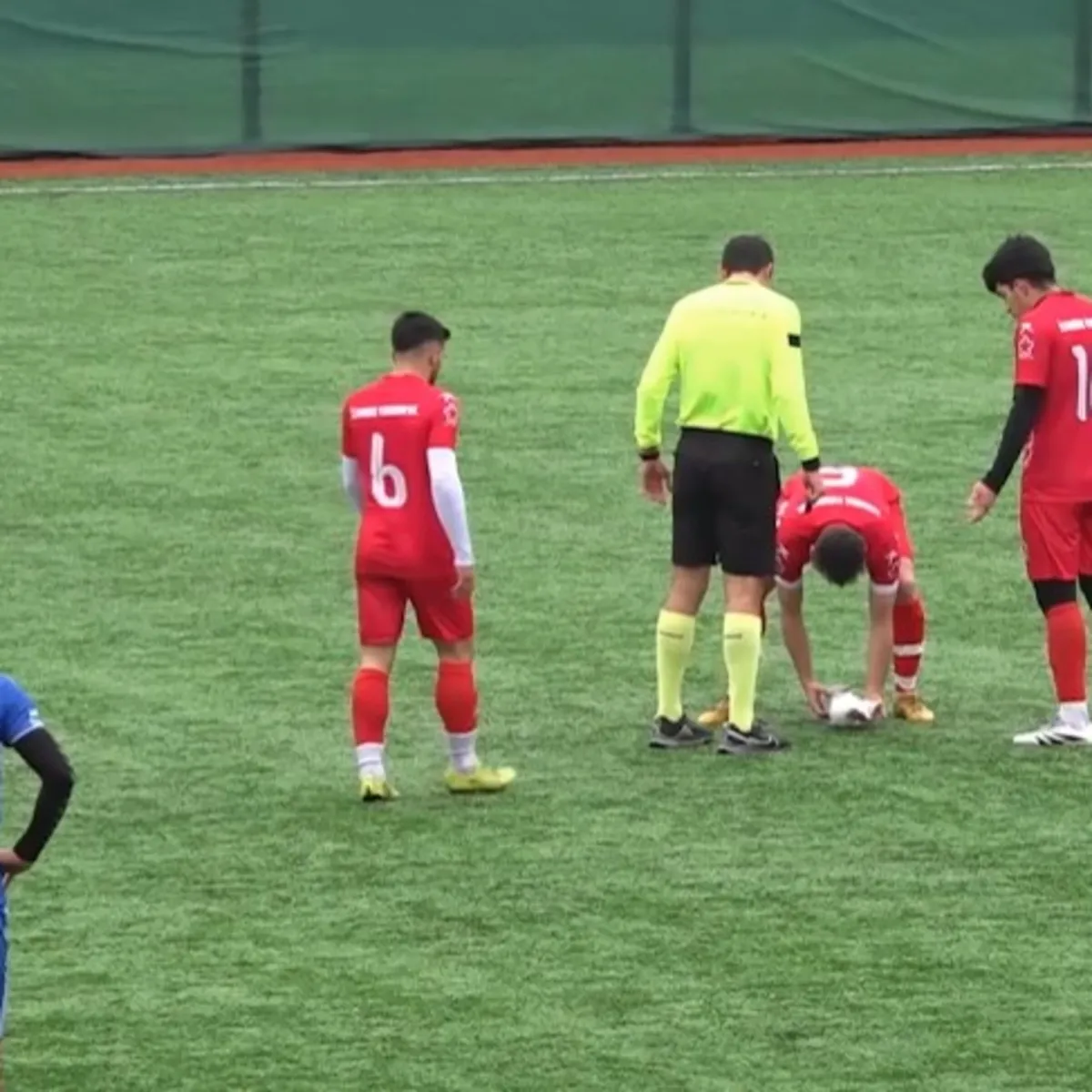 İstanbul’da maçta filmleri aratmayan anlar! Topun çarptığı martı kalp masajıyla hayata döndü