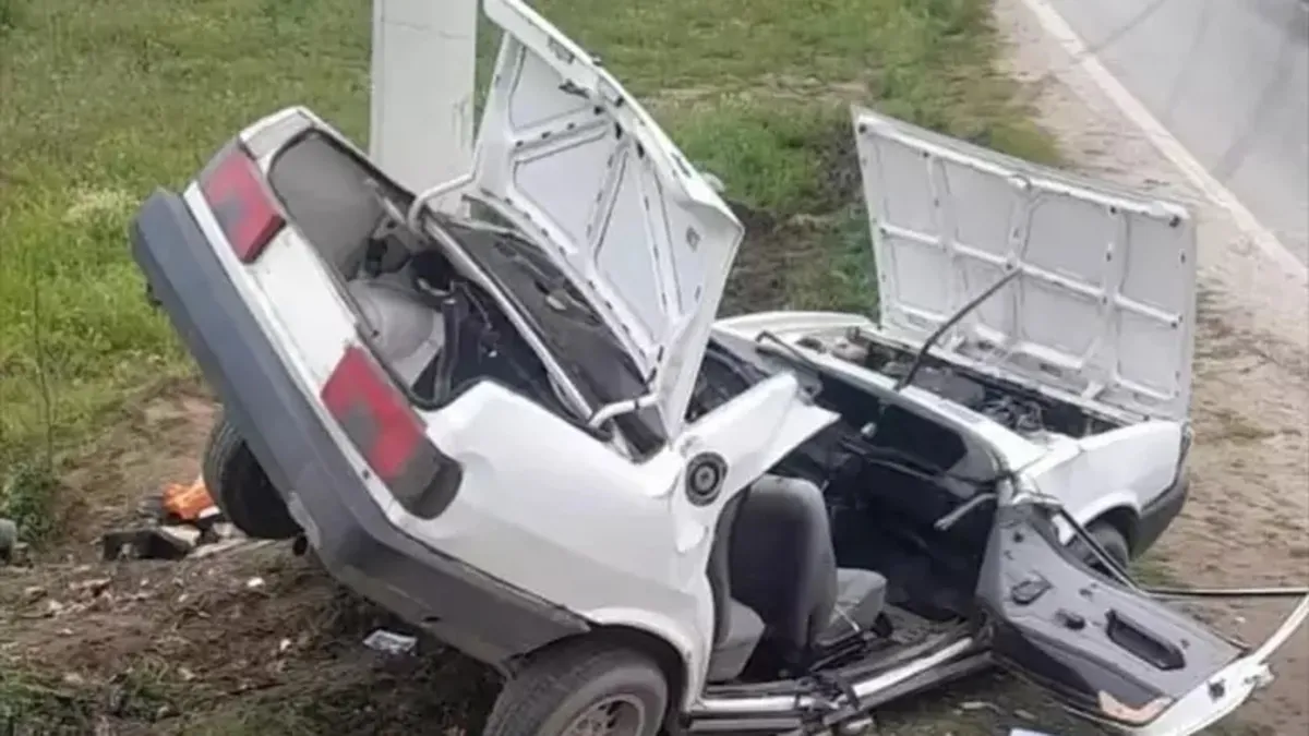 İzmir'de elektrik direğine çarpan otomobildeki 2 genç öldü