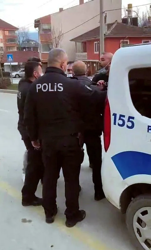 1617488048093.jpg Sizi Irak'a Suriye'ye gönderirim diyen kişiye polisten efsane yanıt! Polisi tehdit eden iki kişi de gözaltına alındı - 4