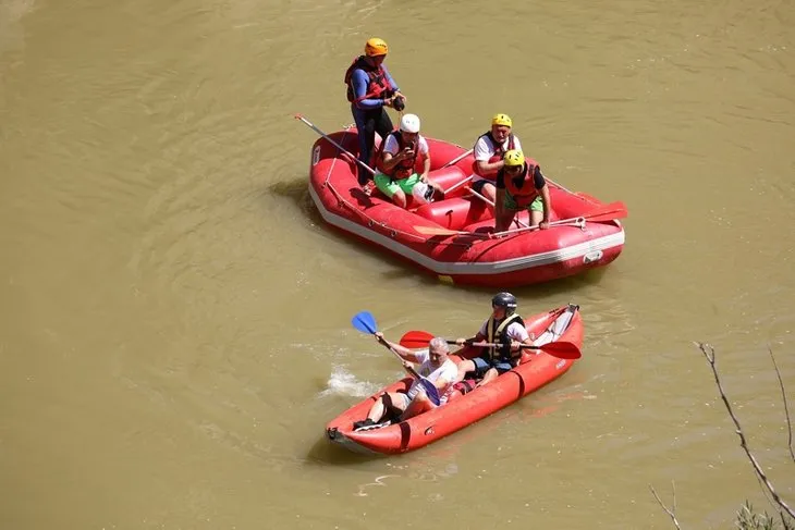 Binali Yıldırım Erzincan'daki Karasu Nehri'nde rafting yaptı!