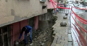 Avcılar’da istinat duvarı çöktü!