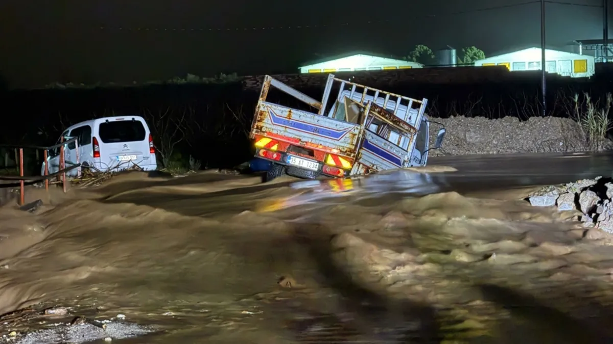 Manisa'da dere taştı! 2 araç mahsur kaldı