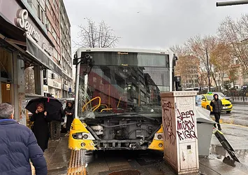 Fatih'te İETT otobüsü 4 araca çarptı! O anlar kamerada