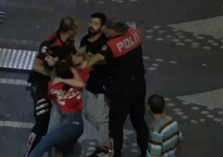 Balıkesir'de hareketli gece! Polis aracını tekmeledi tehditler savurdu