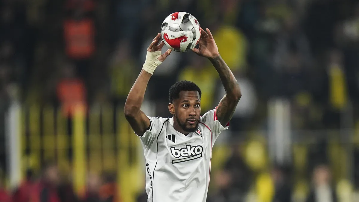 Derbide korku dolu anlar! Murillo kafa travmasıyla hastaneye kaldırıldı