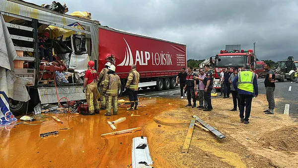 Son dakika: Beykoz'da iki TIR ile bir minibüs çarpıştı: Sürücü hayatını kaybetti - 2