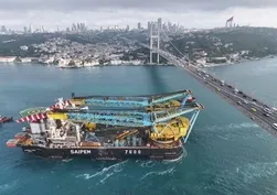 İstanbul Boğazı'nden dev vinç geçti!