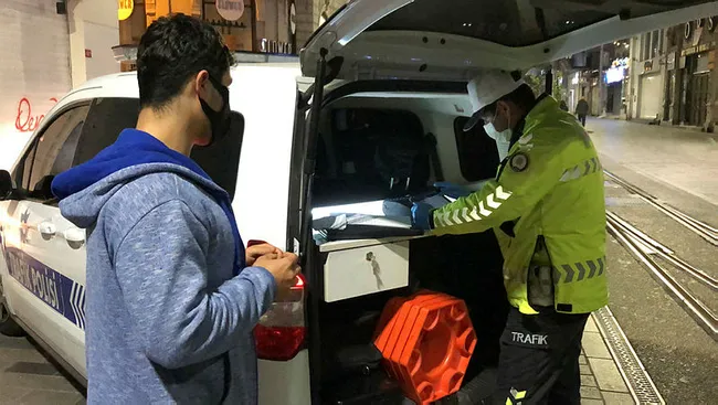 İstiklal Caddesi'nin ortasında müzik keyfi yarıda kaldı: Sagopa ile başladı cezayla bitti - 3