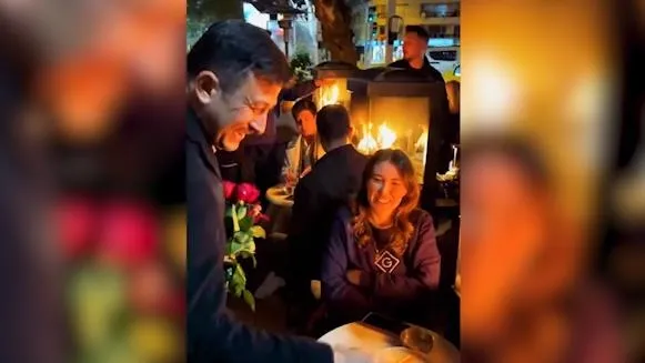 hamza-dagin-alsancak-ziyaretinde-renkli-goruntuler-izmirin-her-sokaginda-her-caddesinde-1706985502434.jpg Hamza Dağ’ın Alsancak ziyaretinde renkli görüntüler! İzmir'in her sokağında her caddesinde halkla iç içe - 3