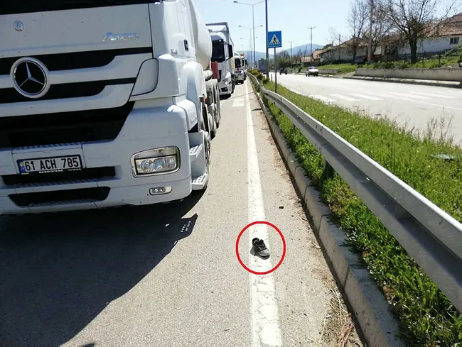 Amasya’da otomobilin çarpmasıyla ölen oğlunun başında gözyaşı döktü - 1