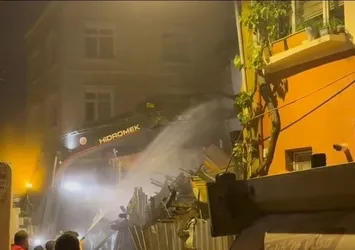 Fatih’te kısmen çöken metruk bina kontrollü şekilde yıkıldı