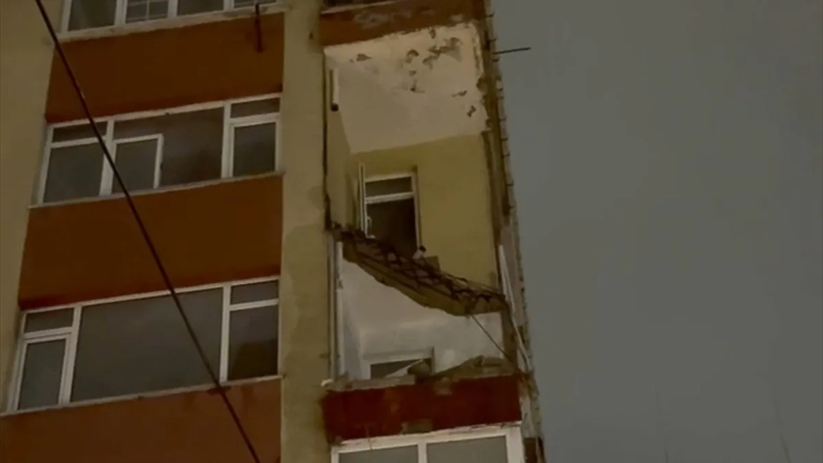 Bahçelievler'de facianın eşiğinden dönüldü! Altın katılı binanın 2 balkonu çöktü