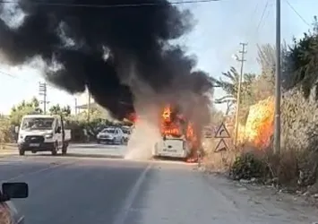 Mersin'de facianın eşiğinden dönüldü! Öğrenci servisi cayır cayır yandı