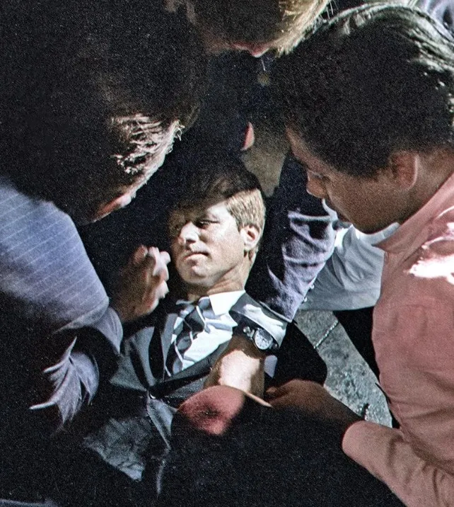 kennedy-suikastina-iliskin-flas-gelisme-sir-perdesi-aralaniyor-mu-fbi-2400-kayit-kesfetti-1739257828069.jpg Suikasta uğrayan Kennedy'ye ilk müdahale olay yerinde yapılmıştı. (Arşiv)