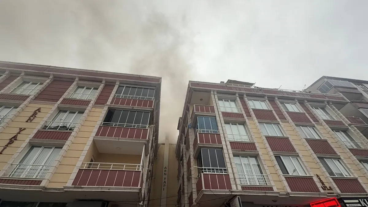 1791909624884.jpg Arnavutköy’de korku dolu anlar! Çatıda çıkan yangın yan binaya sıçradı - 1