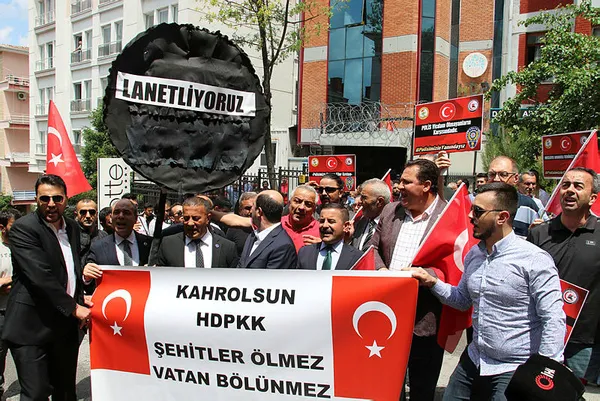 Kadıköy’deki HDP binası önünde polise saldıran Salihe Aydemir protesto edildi! Bütün HDP’lileri lanetliyoruz