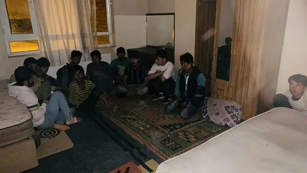 gocmenlerin-gizlendigi-evlere-sok-baskin-bir-ayda-5-bin-multeci-yakalandi-1629432082055.jpeg Göçmenlerin gizlendiği evlere şok baskın! Bir ayda 5 bin mülteci yakalandı - 1