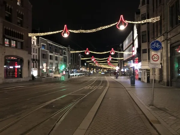 Son dakika: Kovid-19 nedeniyle Hollanda genelinde sokağa çıkma kısıtlaması başladı