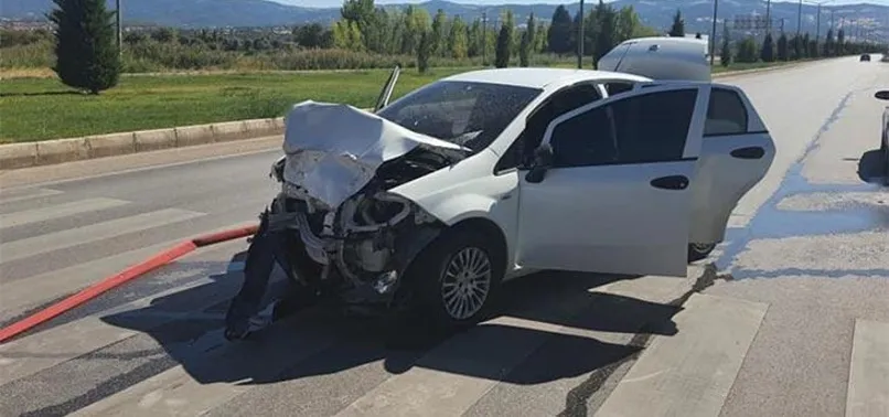 Kütahya'da sivil polis aracı ile otomobil çarpıştı! 2'si polis 5 kişi yaralandı