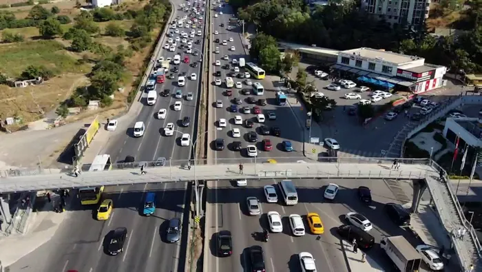 Son dakika: İstanbul’da hafta sonu öncesi trafik yoğunluğu havadan görüntülendi - 1