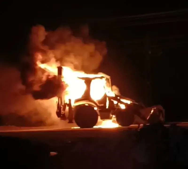 Erciş’te seyir halindeki iş makinesi alev alev yandı