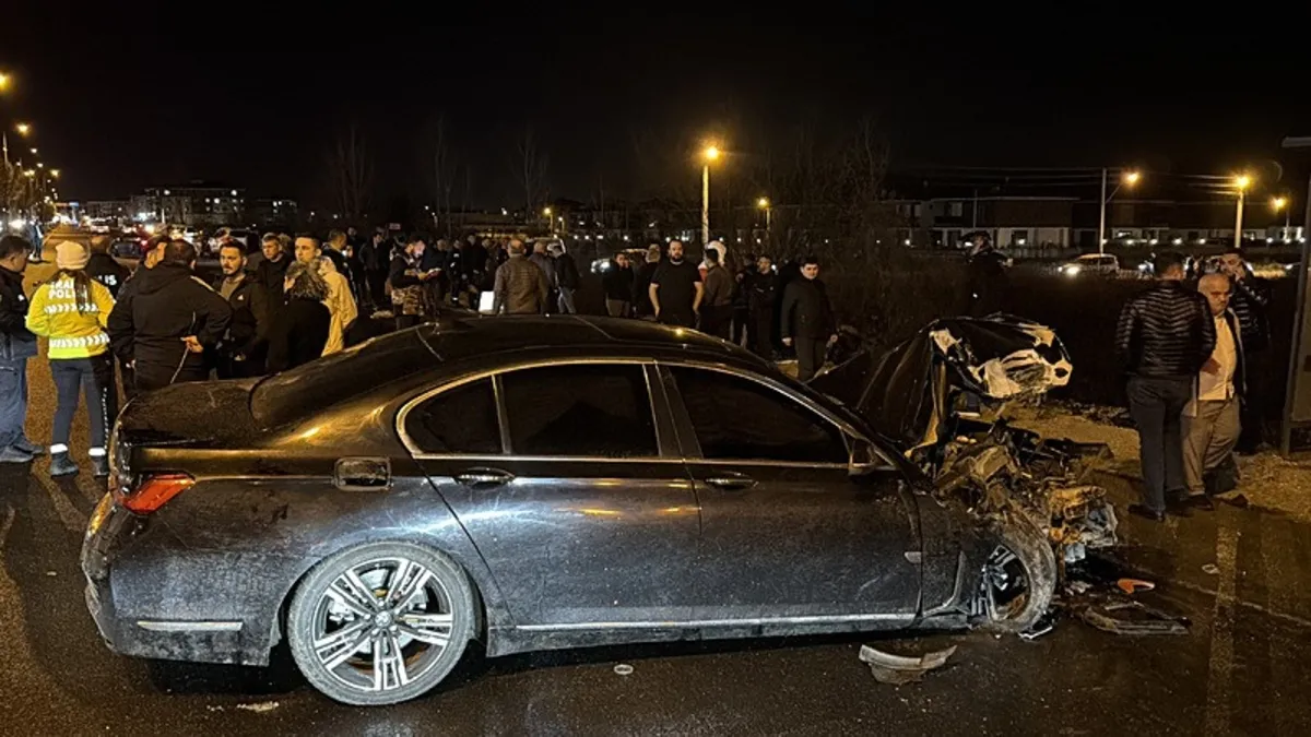 Düzce’de otomobil halk otobüsüne çarptı! 5 yaralı: Kaza anı kamerada