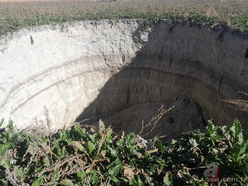 Tarlada endişelendiren görüntü! 27 metre çapında dev obruk oluştu 5
