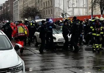 Almanya'da dehşet anları! Araç kalabalığın arasına daldı | Alman yetkililerden flaş açıklama: Saldırı olarak değerlendiriyoruz