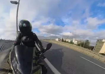 Motosikletliyi geçmek isterken canından oluyordu! Kaza anı kamerada: Metrelerce sürüklendi