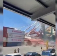 Liman savaş alanına döndü! Dev gemi...