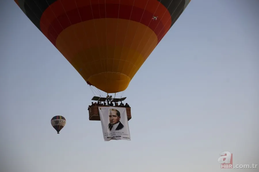 Kapadokya'da balonlar Atatürk afişleri ve bayraklarla uçtu 1