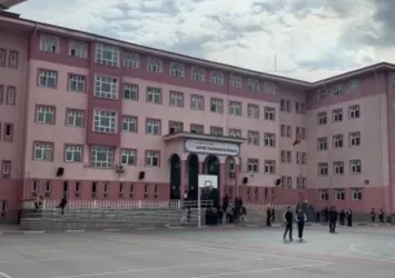 Akran terörünün adresi Samsun! Okulda arkadaşını sırtından makasla yaraladı