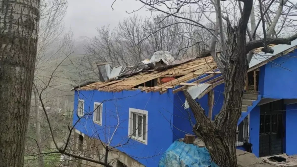 Çatak'taki fırtınanın bilançosu: 50'den fazla evin çatısı uçtu