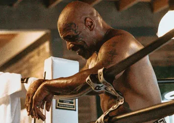 Mike Tyson uçakta kendini rahatsız eden kişiyi dövdü! İşte Tyson'ın yumrukladığı o anlar