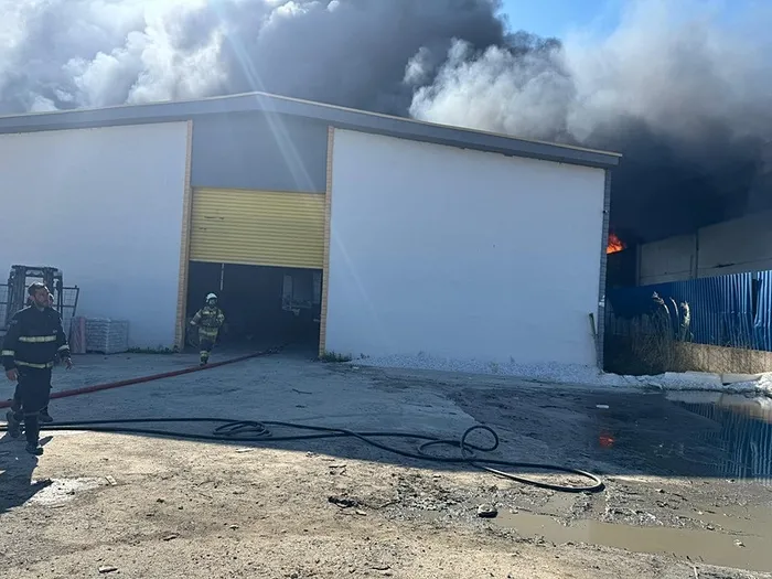 izmirde-korku-dolu-anlar-geri-donusum-fabrikasinda-yangin-1772210011807.jpeg İzmir'de korku dolu anlar! Geri dönüşüm fabrikasında yangın - 2